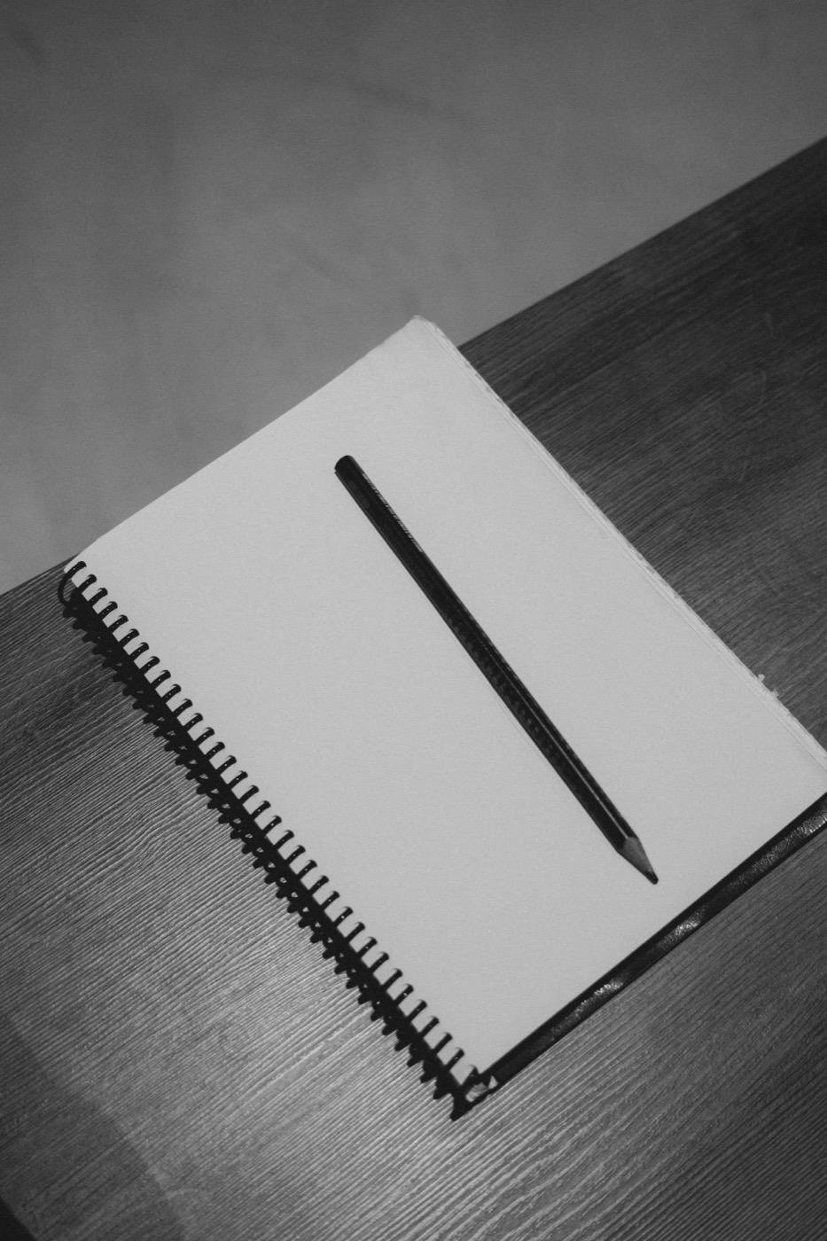 Caderno e caneta sobre a mesa no workshop do arpejo.labs