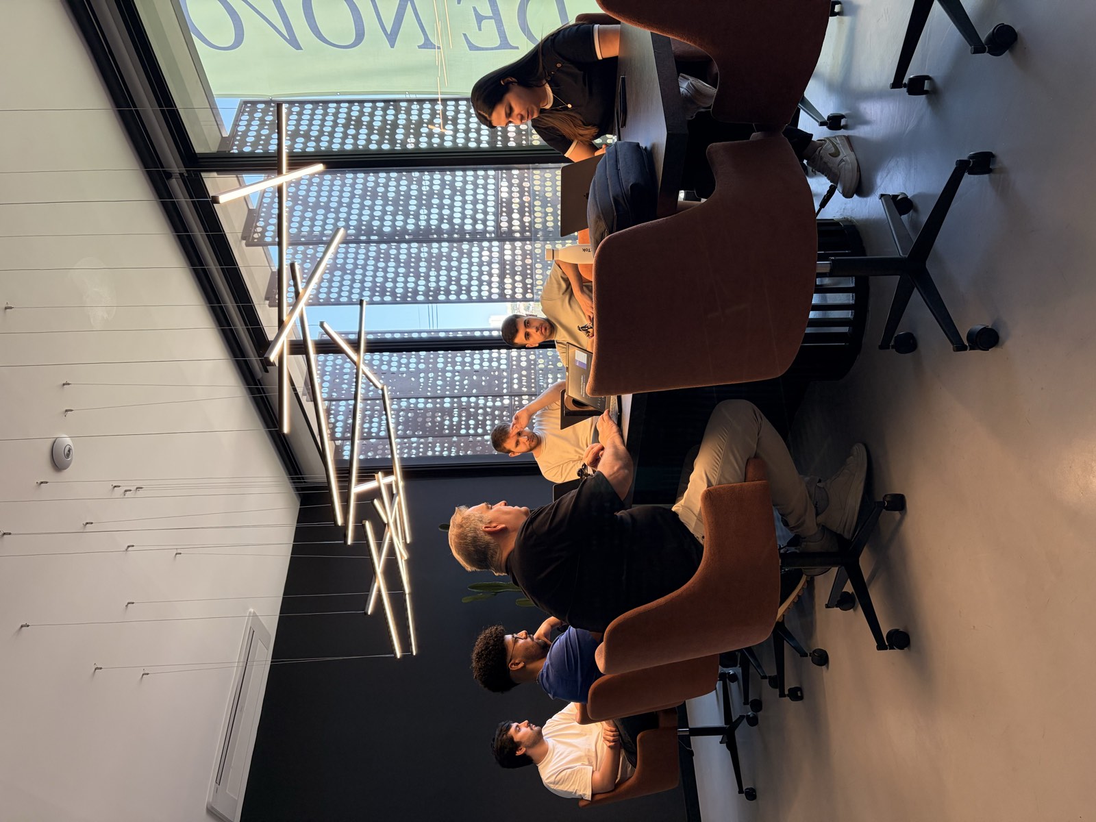 Times da Arpejo e da Oxy Digital reunidos em sessão de trabalho sobre inteligência artificial em mídia